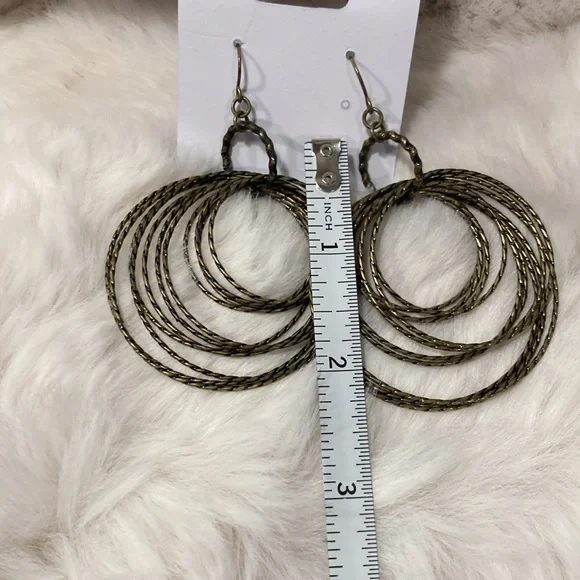 Elegant Gold Hoop Earrings - Picture 5 of 6